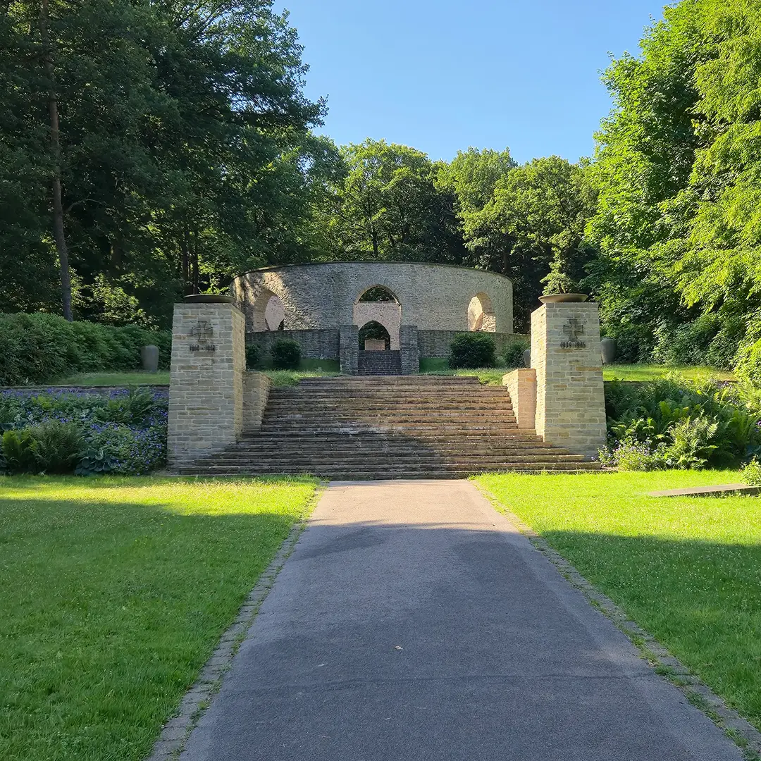 Der Ehrenhain auf dem Friedhof Reinshagen in Remscheid.