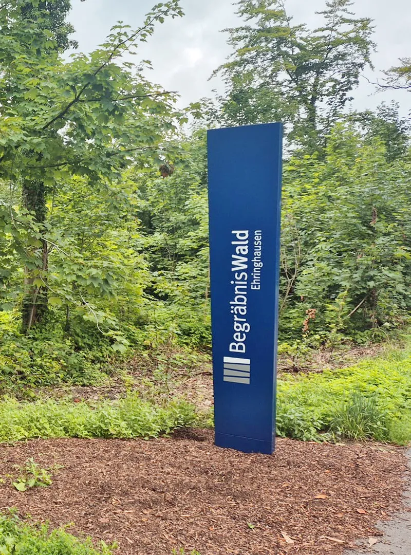 Eingangsstele zum Begräbniswald Ehringhausen in Remscheid.