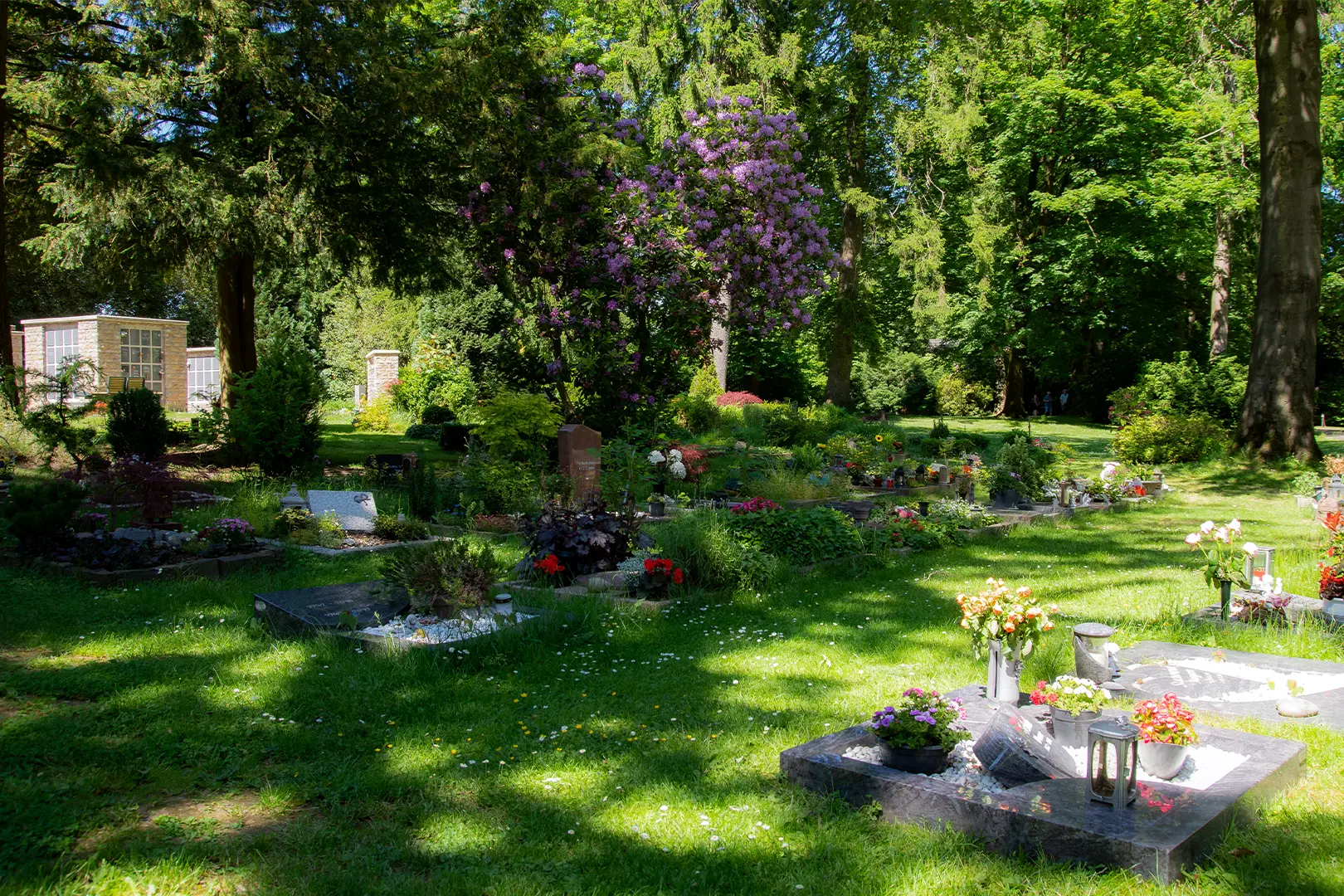 Dekorierte, großzügige Gräber auf dem Friedhof Lennep in Remscheid.